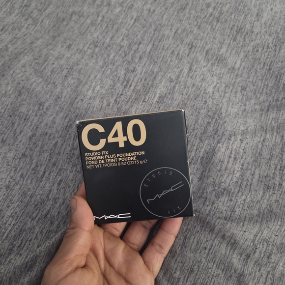 Mac Matte Fix Powder + Foundation - Picture 2 of 5